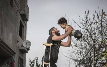 Siria: padre e bimbo foto simbolo in Italia per nuova vita