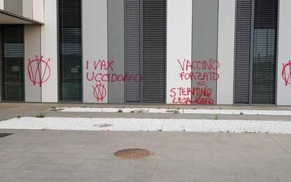 Ospedale Prato imbrattato con scritte no vax
