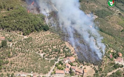 Incendio sul monte Pisano, in azione 3 elicotteri
