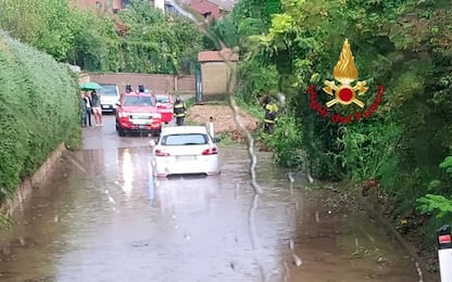 Con auto bloccato in strada invasa acqua, soccorso
