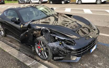 Incidenti stradali, con Ferrari contro 4 auto in sosta e via