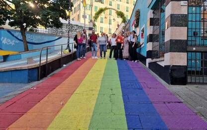 Omotransfobia: a Genova dipinta una strada Arcobaleno