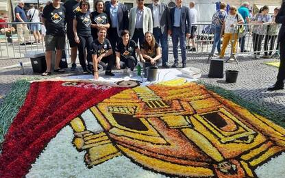 In 800 disegnano tappetti di fiori a Pietra Ligure