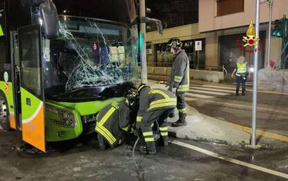 Pullman contro pensilina bus a Genova, feriti lievi