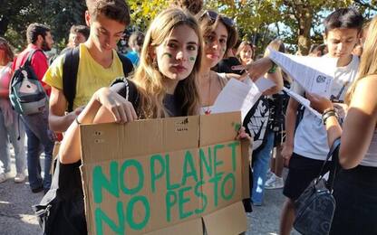 Clima: attivisti in strada a Genova, 'no planet no pesto'