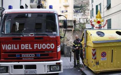 A fuoco cassonetti a Genova, arrestato piromane