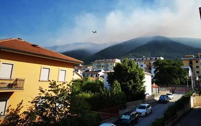 Incendi: bruciano i boschi intorno a L'Aquila, aria irrespirabile in città
