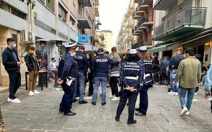 Covid: centro Pescara preso d'assalto, pranzi e movida