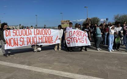 Clima, studenti in piazza a Pescara anche per morto in stage