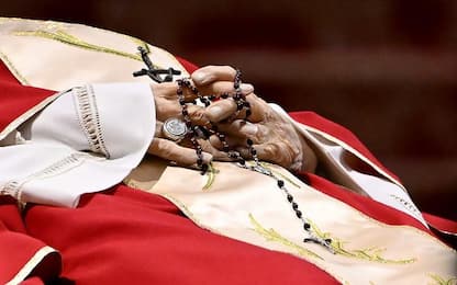 Ratzinger: al dito l'anello di San Benedetto
