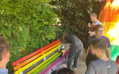 Una panchina arcobaleno contro l'omofobia a Trento