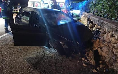 Auto contro un muro nella notte, muore 21enne in Trentino