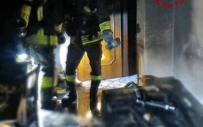 Incendi: fiamme in appartamento, donna portata in salvo