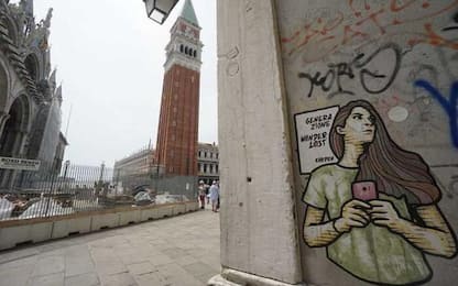 Venezia, compare opera street art vicino piazza San Marco