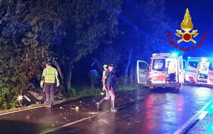Auto sbanda e finisce contro un albero, morti 4 giovani