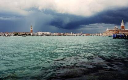 Nubifragio a Venezia, vento fa volare ombrelloni a San Marco