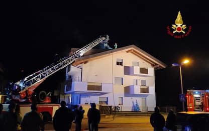 Incendio distrugge tetto, due apartamenti inagibili