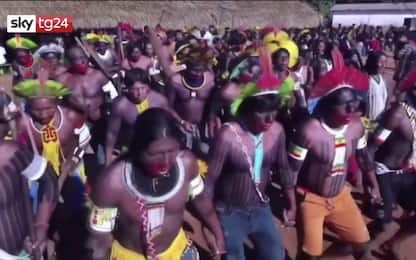 Coronavirus, la danza di protesta degli indigeni in Amazzonia. VIDEO