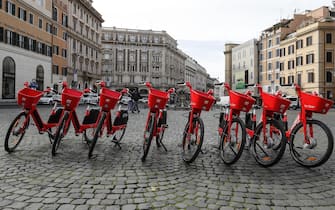 Alcune biciclette elettriche Jump di Uber a piazza Barberini, Roma, 23 novembre 2019. ANSA/RICCARDO ANTIMIANI