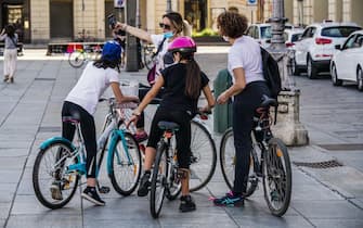 Coronavirus fase due. Selfie per mamme e figlie in bicicletta a piazza Castello. Torino 07 maggio 2020 ANSA/TINO ROMANO