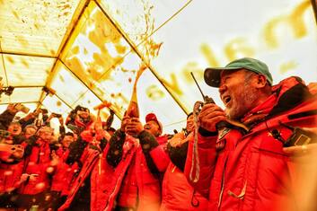 Everest, una spedizione cinese in vetta per misurarne l'altezza. VIDEO