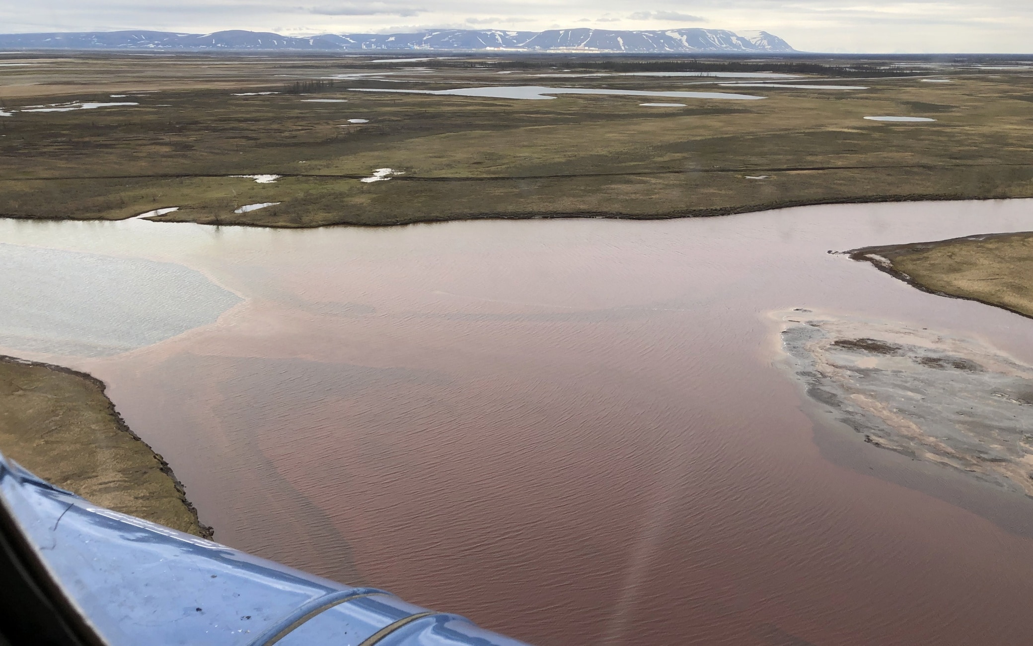 Il fiume Ambarnaya, nei pressi della città siberiana di Norilsk, in cui si sono riversate 20mila tonnellate di diesel e lubrificanti Russia Siberia disastro ambientale