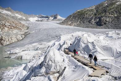 Teli bianchi coprono il ghiacciaio di Rhone sulle Alpi. FOTO
