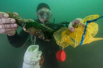 MARSEILLE, FRANCE - OCTOBER 2016: A diver from Septentrion Environnement is picking up various waste during a cleaning operation of the historic harbor of Marseille on October 08, 2016, Provence, France. This cleaning operation, organized by the federation of nautical societies of Bouches du Rhone, mobilized a hundred divers who collected more than one hundred cubic meters of waste in just two hours. (Photo by Alexis Rosenfeld/Getty Images)