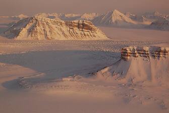 An aerial view of Svalbard close to Ny-Aalesund, northern Norway on April 26, 2009. The former coal-mining village of Ny-Aalesund, the most northerly village in the world, has become an International Centre of Research on the Norwegian Archipelago of Svalbard (Spitzberg). During summer, 2000 to 3000 tourists, who cruise across the Norwegian Sea, visit the research station daily.  AFP PHOTO GREGORY TERVEL  (Photo credit should read GREGORY TERVEL/AFP via Getty Images)