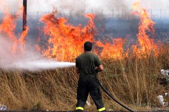 INCENDI IN ITALIA - PROTEZIONE CIVILE - VIGILI DEL FUOCO E CANADAIR - FOTO D 'ARCHIVIO INCENDI IN ITALIA - INCENDIO - VIGILI DEL FUOCO (Salvatore Fizzarotti / IPA/Fotogramma, ITALIA - 2007-07-24) p.s. la foto e' utilizzabile nel rispetto del contesto in cui e' stata scattata, e senza intento diffamatorio del decoro delle persone rappresentate