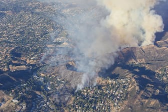 Incendi a Calabasas, evacuate le case dei VIP
Saturday afternoon june 4th 2016 ... View of Kim Kardashian and other celebities including Mariah Carey, Katie Holmes, Kourtney Khloe Karadshian with fire in the background as part of Calabasas is evacuated june 4, 2016 
PREMIUM EXCLUSIVE NEW PICS Celebrities houses next to fire in Calabasas saturday
X17online.com
KimKardashianFIREhouse060416
LaPresse  -- Only Italy