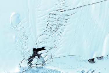 This image taken 12 December 2000 and released by NASA 22 March 2001 shows a crack (Upper L) on Pine Island glacier is also seen by the ASTER instrument, on board the TERRA satellite. At its widest point, the crack is 400-500 meters across. Scientists believe that the crack appeared rapidly, less than five weeks, and would begin calving icebergs in approximately 18 months. On the left hand side of the image, stress fractures in the ice are clearly seen.      AFP PHOTO (Photo by - / NASA / AFP) (Photo by -/NASA/AFP via Getty Images)