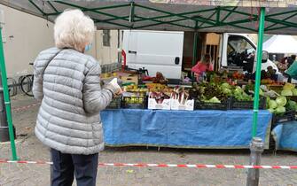 1221636716 ATTIVITA COMMERCIALI RIAPERTURA FASE 2 CORONAVIRUS MERCATO PUBBLICO / in foto i banchi alimentari di piazza Erbe e piazza Vittoria
FOTO DI ALESSIO COSER