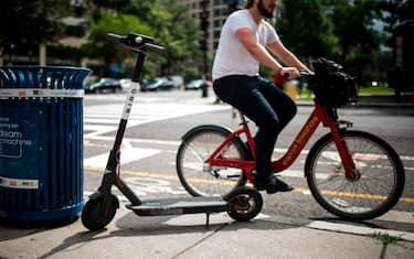 Scooter, monopattini e bici condivise, la sharing mobility in città