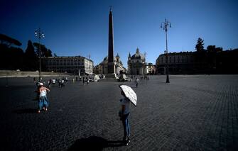 A tourist walks with an umbrella to hide from the sun on Piazza del Popolo in central Rome on August 11, 2019. - According to weather forecasts, warm winds from northern Africa will affect central and southern Italy with temperatures reaching 40 degrees Celsius. (Photo by Filippo MONTEFORTE / AFP)        (Photo credit should read FILIPPO MONTEFORTE/AFP via Getty Images)
