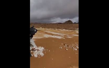 Arabia Saudita, la sabbia del deserto copre la neve. VIDEO