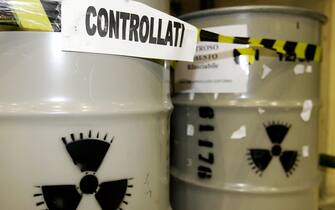 nucleare Fusti con residui del reattore nucleare di Caorso, Piacenza, in una foto d'archivio del 23 maggio 2005. La Corte Costituzionale ha dichiarato illegittime le leggi regionali con cui Puglia, Basilicata e Campania avevano vietato l'installazione sul loro territorio di impianti di produzione di energia nucleare, di fabbricazione di combustibile nucleare e di stoccaggio di rifiuti radioattivi. ANSA / DANIEL DAL ZENNARO