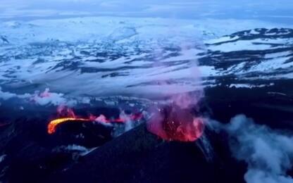 Russia, spettacolare eruzione di un vulcano in Kamchatka. VIDEO