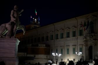 Palazzo del Quirinale a luci spente in occasione di "M'illumino di menoÓ, la Giornata del risparmio energetico e degli stili di vita sostenibili. Roma, 26 marzo 2021. ANSA/CLAUDIO PERI