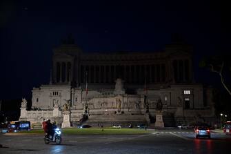 LÕAltare della Patria a luci spente in occasione di "M'illumino di menoÓ, la Giornata del risparmio energetico e degli stili di vita sostenibili. Roma, 26 marzo 2021. ANSA/CLAUDIO PERI