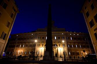 La facciata di Palazzo Montecitorio a luci spente in occasione di "M'illumino di menoÓ, la Giornata del risparmio energetico e degli stili di vita sostenibili. Roma, 26 marzo 2021. ANSA/CLAUDIO PERI
