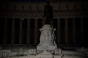 LÕAltare della Patria a luci spente in occasione di "M'illumino di menoÓ, la Giornata del risparmio energetico e degli stili di vita sostenibili. Roma, 26 marzo 2021. ANSA/CLAUDIO PERI