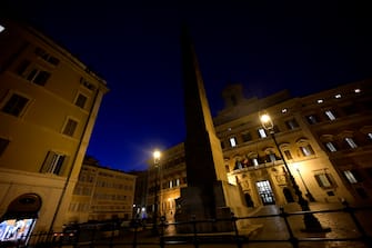 La facciata di Palazzo Montecitorio a luci spente in occasione di "M'illumino di meno', la Giornata del risparmio energetico e degli stili di vita sostenibili, Roma, 26 marzo 2021. ANSA/CLAUDIO PERI