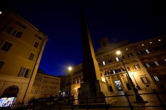 La facciata di Palazzo Montecitorio a luci spente in occasione di "M'illumino di meno', la Giornata del risparmio energetico e degli stili di vita sostenibili, Roma, 26 marzo 2021. ANSA/CLAUDIO PERI