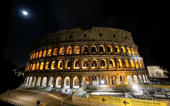 Colosseum before being plunged into darkness for the Earth Hour environmental campaign in the Vatican, Rome, 27 March 2021. ANSA/FABIO FRUSTACI