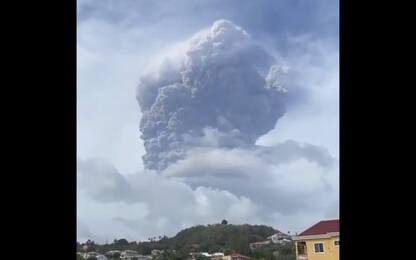 Caraibi, eruzione del vulcano a St. Vincent: cenere alta 6 km. VIDEO