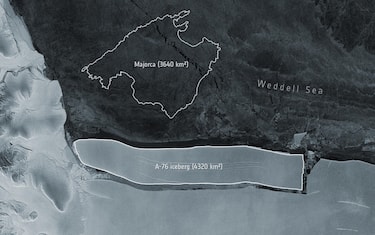 epa09214344 A handout satellite image made available by the European Space Agency (ESA) shows an enormous iceberg that has calved from the western side of the Ronne Ice Shelf, lying in the Weddell Sea, Antarctica, 16 May 2021 (issued 20 May 2021). The iceberg, dubbed A-76, measures around 4320 sq km in size -- currently making it the largest berg in the world, ESA said in a statement. This image showing the A-76, around 170km in length and 25km wide, compares it in size to the Spanish island of Majorca (outline at the top).  EPA/EUROPEAN SPACE AGENCY HANDOUT -- contains modified Copernicus Sentinel data (2021), processed by ESA -- HANDOUT EDITORIAL USE ONLY/NO SALES