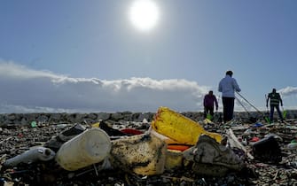 Una parte dei quintali di plastica e di rifiuti vari trasportati dalle mareggiate dei giorni scorsi sull'arenile del lungomare Caracciolo a Napoli, 18 novembre 2019
