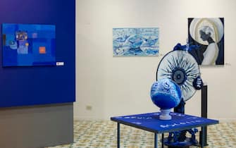 Quadri e opere alla mostra “Il mare chiama chi ama il mare”, a Sorrento