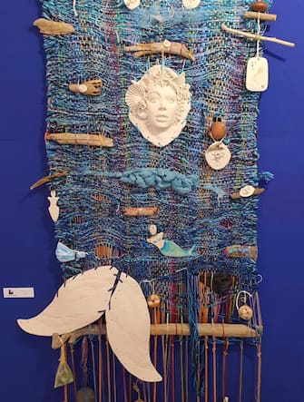 Un'opera alla mostra “Il mare chiama chi ama il mare”, a Villa Fiorentino, a Sorrento